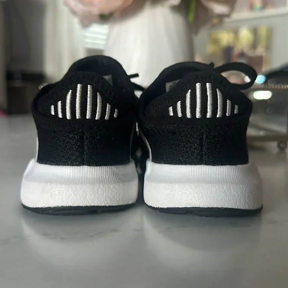 EUC Adidas - Picture 5 of 5